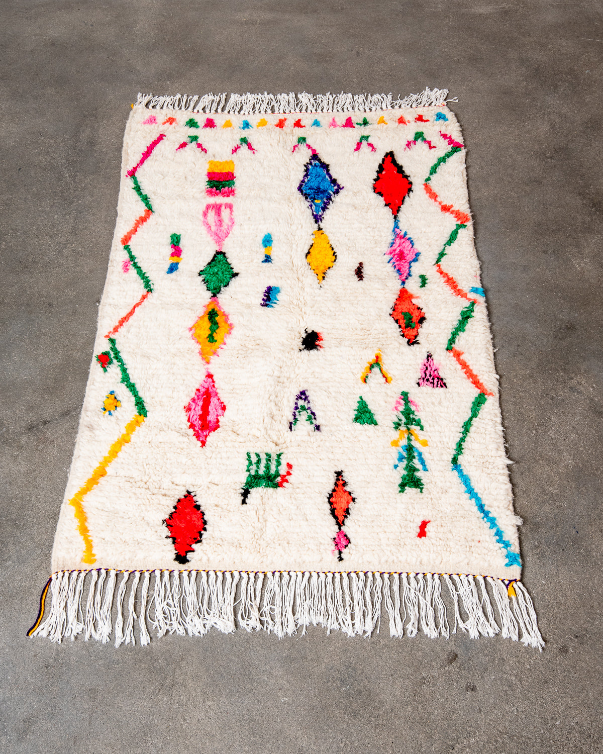 Modern designer handcrafted Berber rug from Morocco. Azilal rug with beautiful colors and patterns. Made of sheep’s wool and colourful cotton.